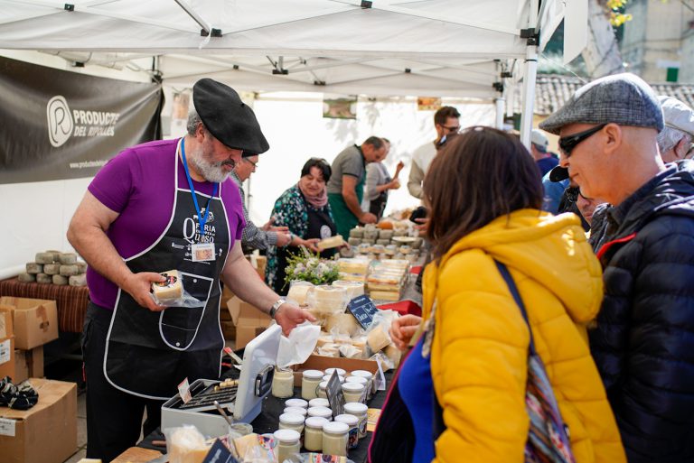 Más de 15 mil apasionados del queso agotan 6 mil kilos de provisiones en Valleseco