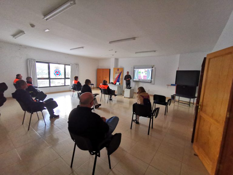 Protección Civil ofrece ayuda a las personas mayores o con movilidad reducida para hacer sus compras 