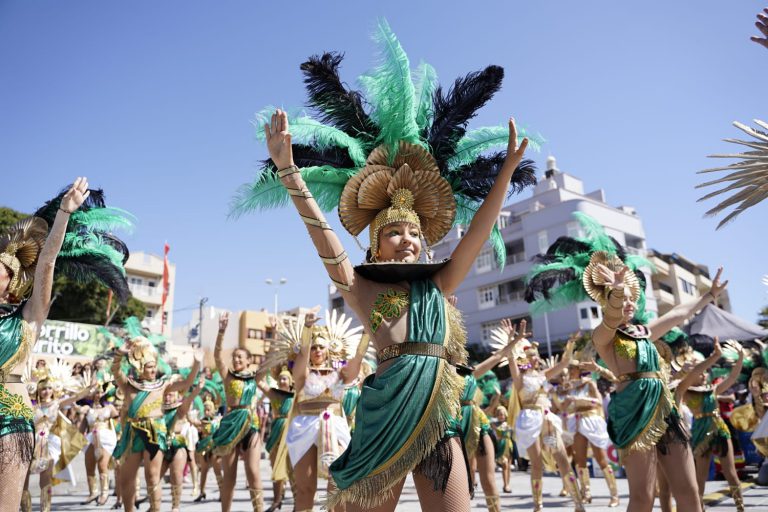 La bahía de El Médano vibró con su Gran Carnaval de Día