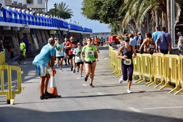Instante de la Carrera Popular de Arguineguín a su paso por la avenida Manuel Álamo Suarez Carpintero de Ribera