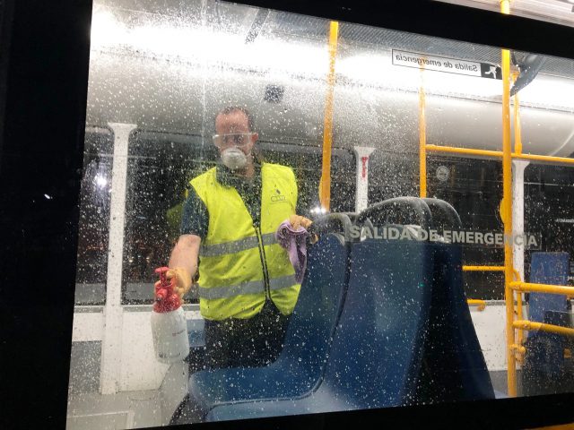 Guaguas Municipales intensifica la limpieza en el interior de sus vehículos como medida de contención del virus 2 Limpieza