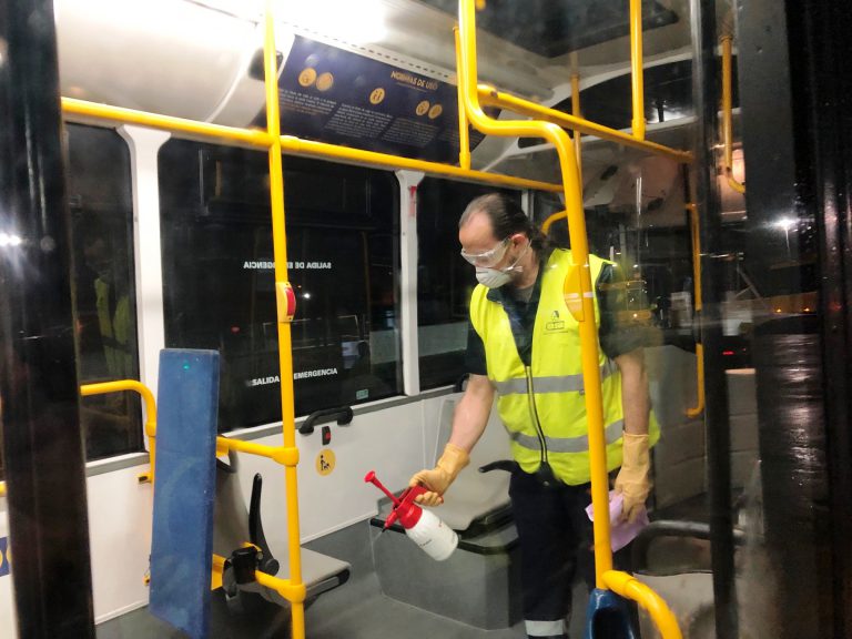 Guaguas Municipales intensifica la limpieza en el interior de sus vehículos como medida de contención del virus