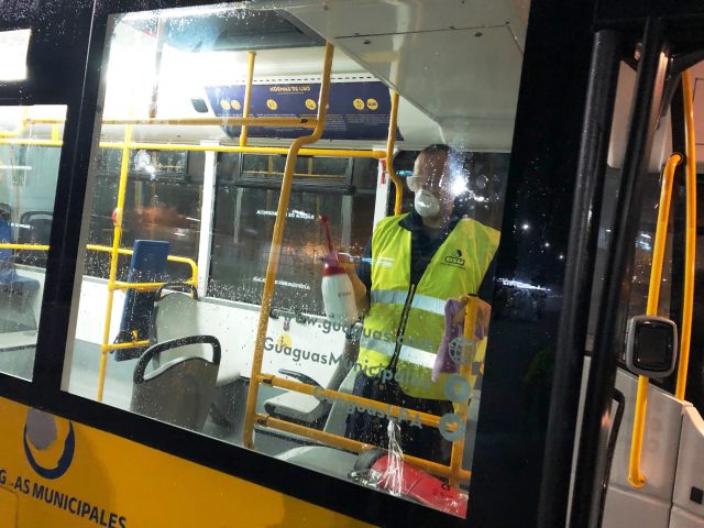 Guaguas Municipales intensifica la limpieza en el interior de sus vehículos como medida de contención del virus 1 Limpieza3