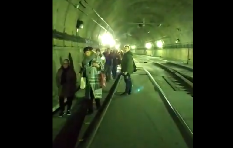 Unos 40 pasajeros de Cercanías, obligados a volver a la estación de caminando por las vías