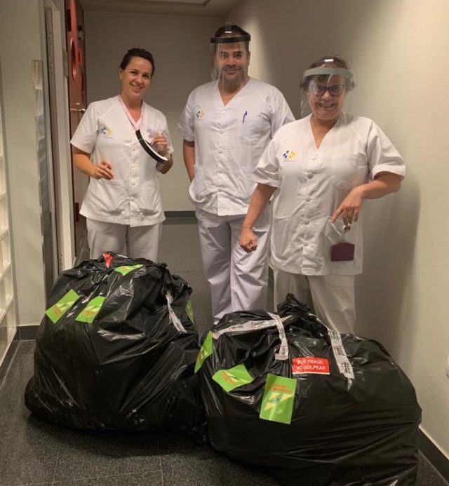 Personal sanitario con las pantallas protectoras faciales