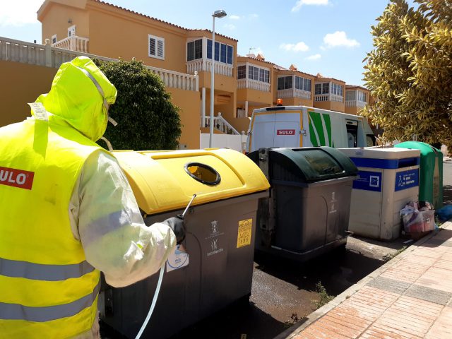 El Ayuntamiento apoya y responde a las demandas del centro de salud de El Calero e instala una carpa y desinfecta el entorno 1 REVISIOěN ARREGLO Y LIMPIEZA DE LOS CONTENEDORES 2