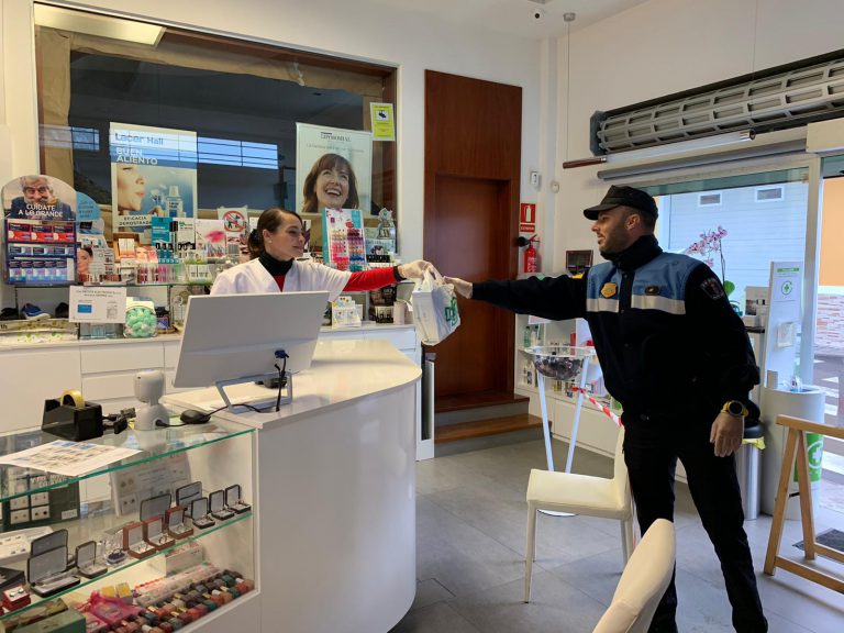 La Policía Local se suma a las tareas de ayuda del Servicio Excepcional de Atención al Mayor puesto en marcha por el Ayuntamiento de  Santa María de Guía