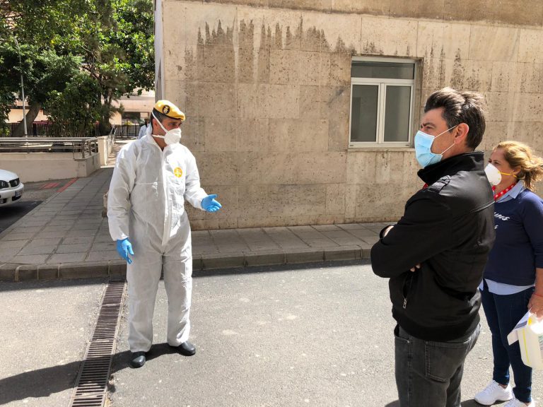 La UME efectúa una desinfección preventiva en El Pino, donde la situación es de absoluta normalidad