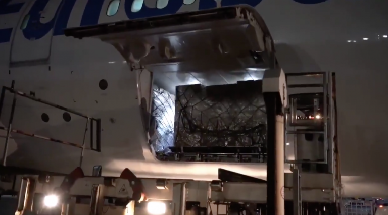 Llega un primer avión fletado por el Gobierno con 1,2 millones de mascarillas