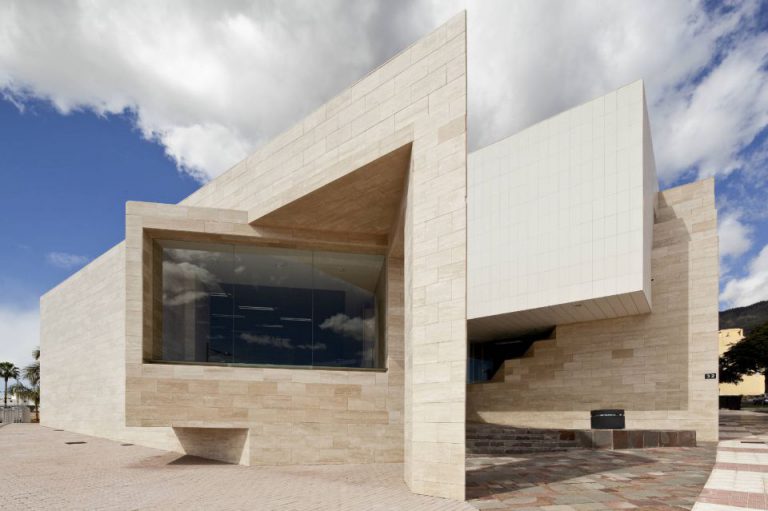 La OMIC de Adeje continúa prestando sus servicios de forma telemática