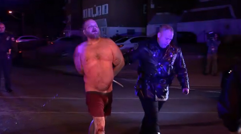 Un hombre en calzoncillos roba la ambulancia donde estaba siendo atendido y provoca una espectacular persecución