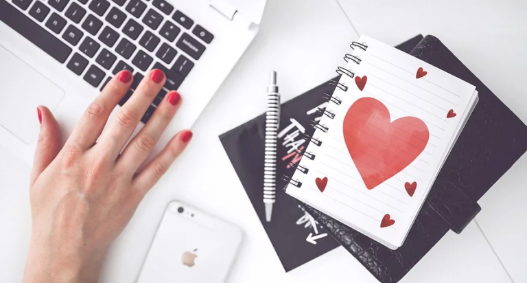 Un alto ejecutivo deja su trabajo tras enamorarse de una empleada