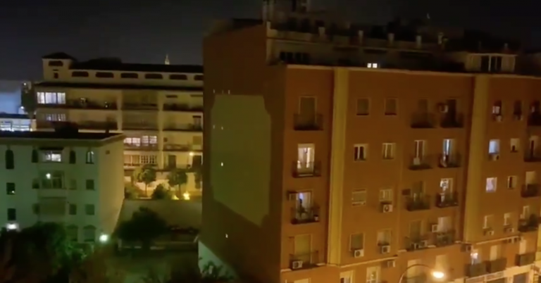 Aplauso atronador desde balcones y ventanas en apoyo a los sanitarios que luchan contra el covidd-19