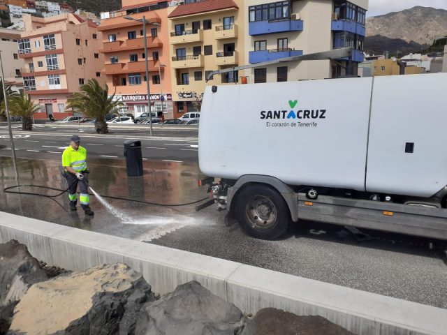 El Ayuntamiento de Santa Cruz pone en marcha un dispositivo extraordinario de limpieza y desinfectación de las calles 1 baldeo especial san andrés