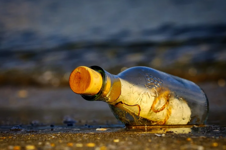 Gana 1.000 euros tras encontrar un mensaje escrito en una botella cuando limpiaba una playa