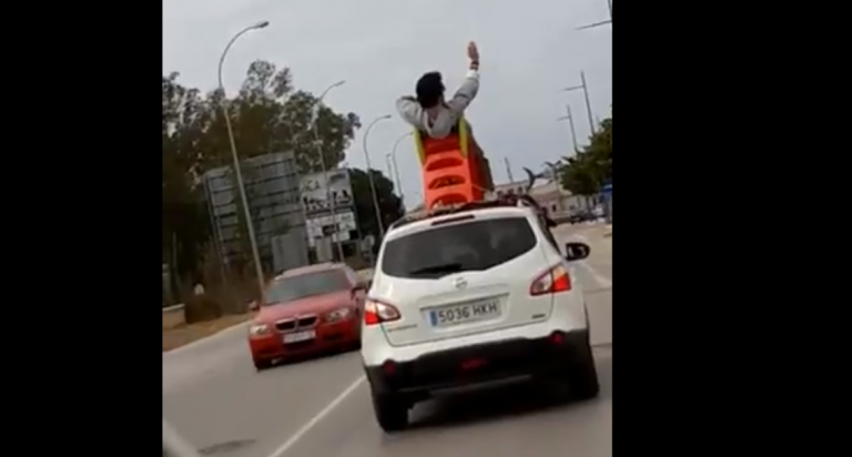 Detenido por ir subido en un tobogán sobre el techo de un coche en Cádiz