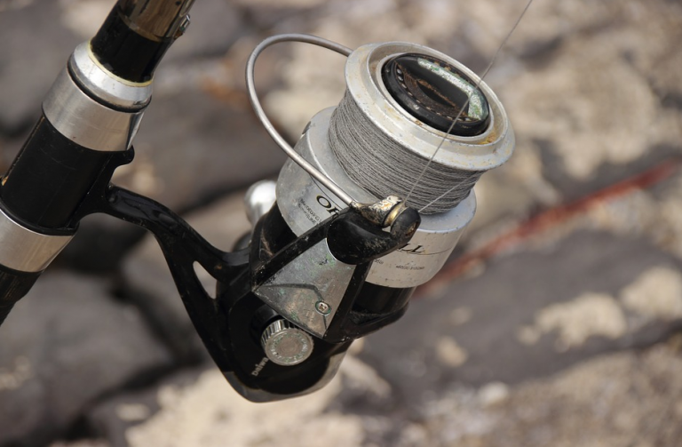 Un hombre utiliza una caña de pescar para robar un collar de Versace del cuello de un maniquí