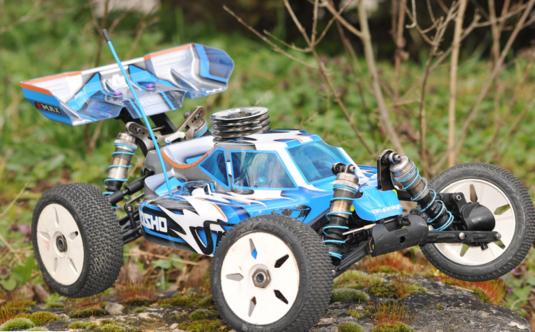 Una mujer en China utiliza un coche teledirigido para comprar comida por el coronavirus