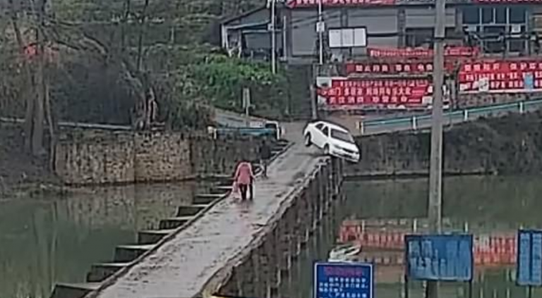 Acaba con su coche en un río diez minutos después de conseguir el carnet de conducir