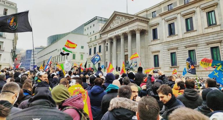 Policías contra la Policía: cientos de agentes que protestaban frente al Congreso se saltan el cordón de seguridad