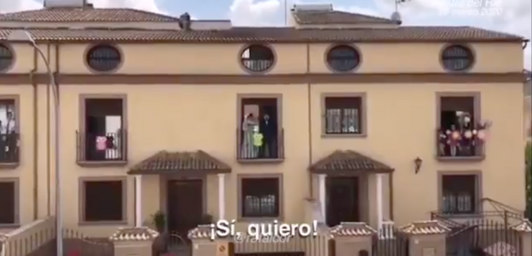 'Coronaboda': se casan desde el balcón de su casa de Córdoba para no romper el confinamiento