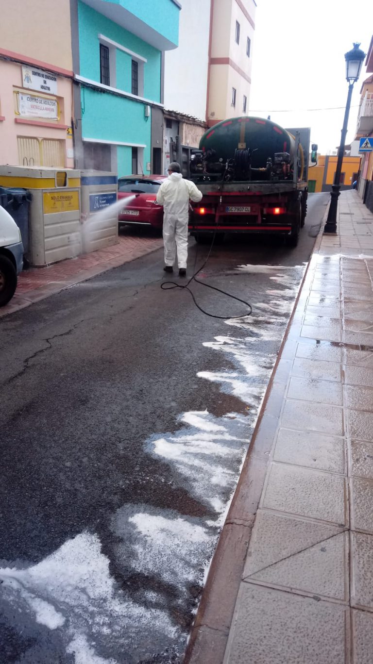 El Ayuntamiento de Gáldar refuerza las labores de limpieza y desinfección de lugares y espacios públicos