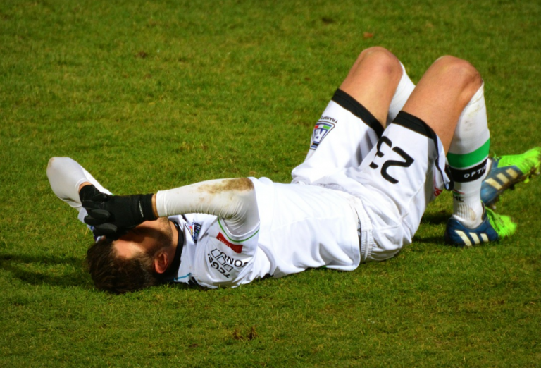 Muere un futbolista tras chocar con un rival en pleno partido