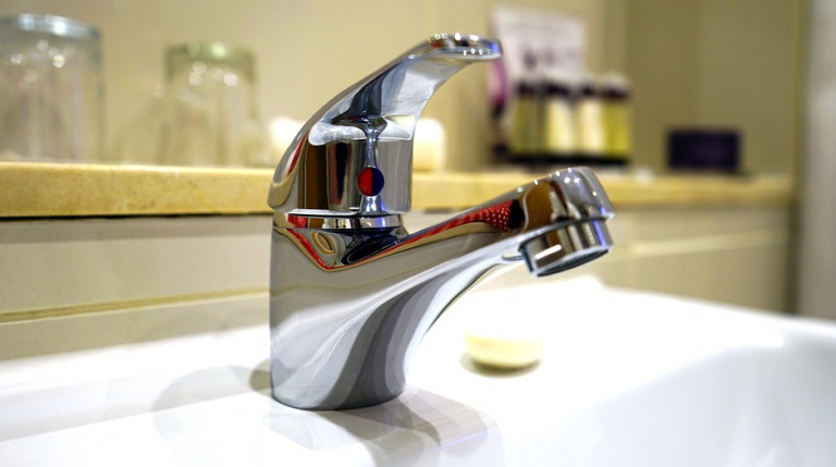 Los habitantes de un pueblo italiano viven asombrados desde que el vino fluye por los grifos de las casas