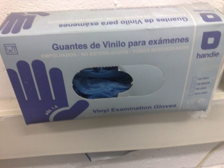 Un médico recomienda usar dos pares de guantes a la hora de hacer la compra en el super