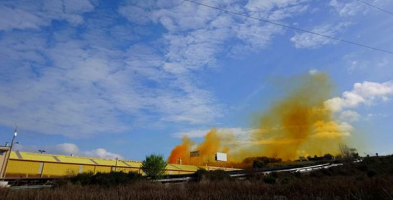 Una extraña nube de humo naranja sorprende a los vecinos de Ponferrada