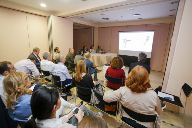 El Ayuntamiento informa a los empresarios de las actuaciones que se llevarán a cabo en la zona comercial de Mesa y López