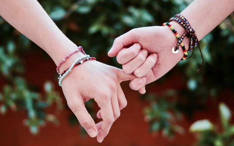 Descubre que es su hermana tras 17 años siendo su mejor amiga