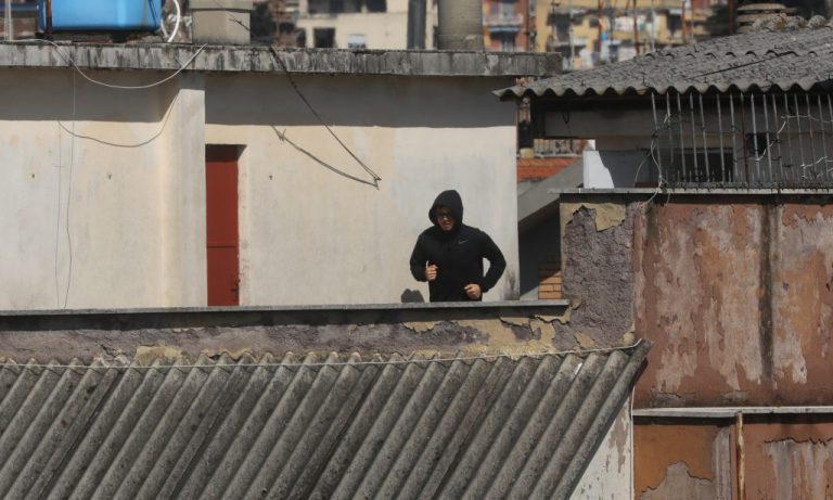 Corre una maratón de 43 kilómetros dando vueltas en un balcón de 7 metros