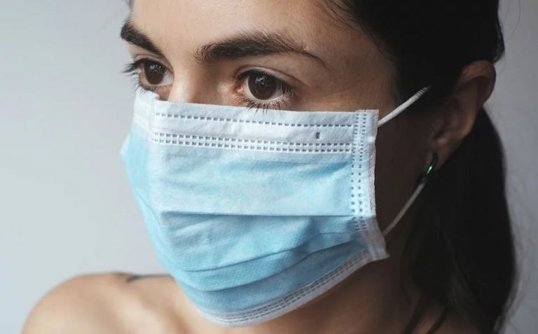 ¿Dónde debo guardar la mascarilla si voy a tomarme algo a un bar?