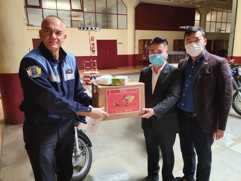 El Ayuntamiento y la Policía Local de Santa Cruz reciben una nueva donación de 1.200 mascarillas solidarias