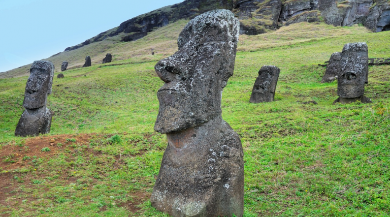 Una camioneta destroza accidentalmente uno de los Moais de la Isla de Pascua