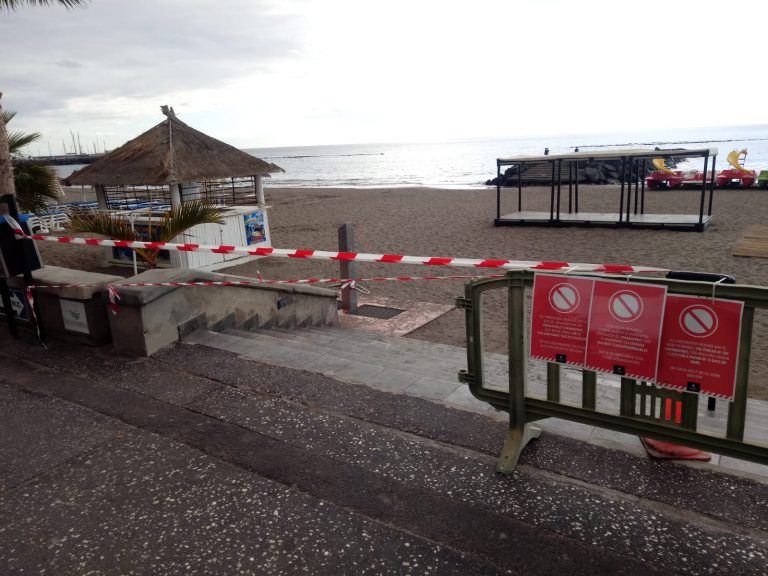 El ayuntamiento de Adeje cierra las playas, paseos, zona de baño y zonas públicas de ocio y esparcimiento.