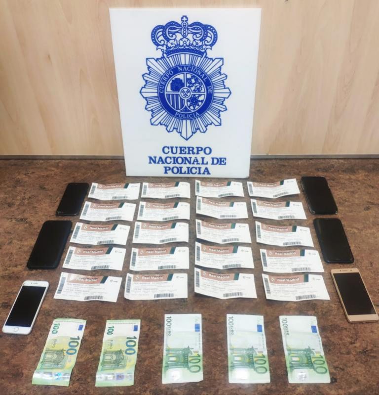 Detenidas cinco personas por la venta de entradas falsas para el Madrid-Barça