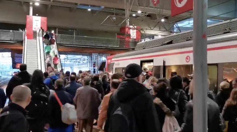 Trenes abarrotados en Madrid pese al estado de alarma