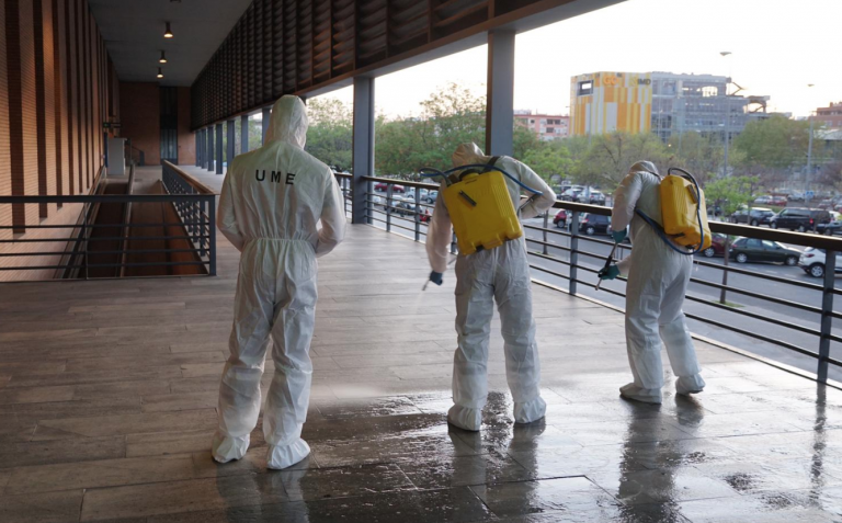 Los militares comienzan a desinfectar instalaciones públicas