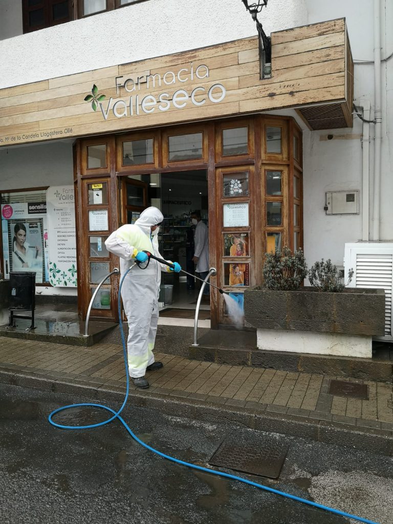 El Ayuntamiento de Valleseco intensifica los trabajos de desinfección de espacios y equipamientos públicos sensibles