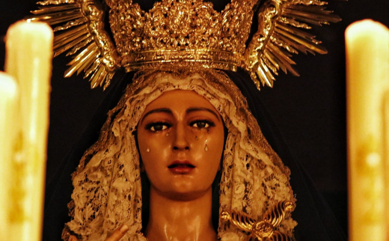 Proponen retirar el agua bendita por el coronavirus y estudian prohibir besar imágenes religiosas en Semana Santa