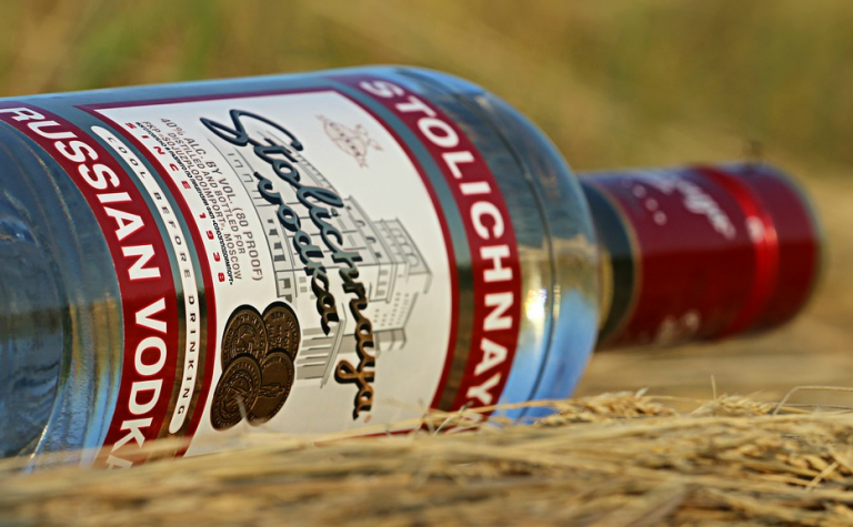 Los fabricantes de vodka advierten que su consumo es inútil para combatir el coronavirus