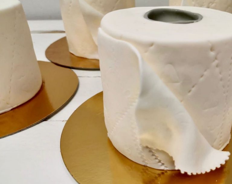 Una tarta con forma de rollo de papel higiénico salva del cierre a una pastelería finlandesa