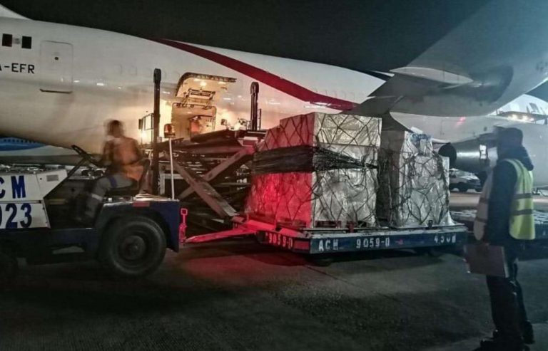 Francia denuncia que Estados Unidos está comprando mascarillas en plena pista de despegue y paga en efectivo hasta cuatro veces más