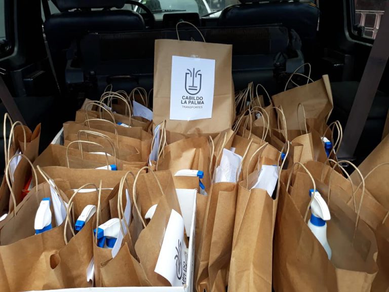 El Cabildo de La Palma distribuye kits preventivos entre los taxistas de la isla