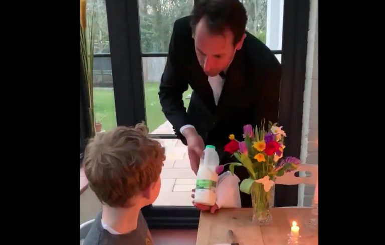 Unos padres sirven una 'cena de lujo' a sus hijos durante la cuarentena para entretenerles