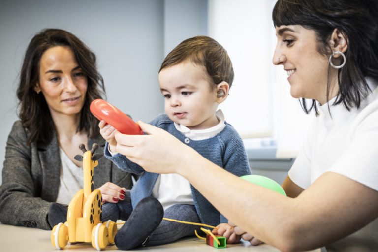 Terapia auditivo verbal: informar, formar y acompañar a las familias