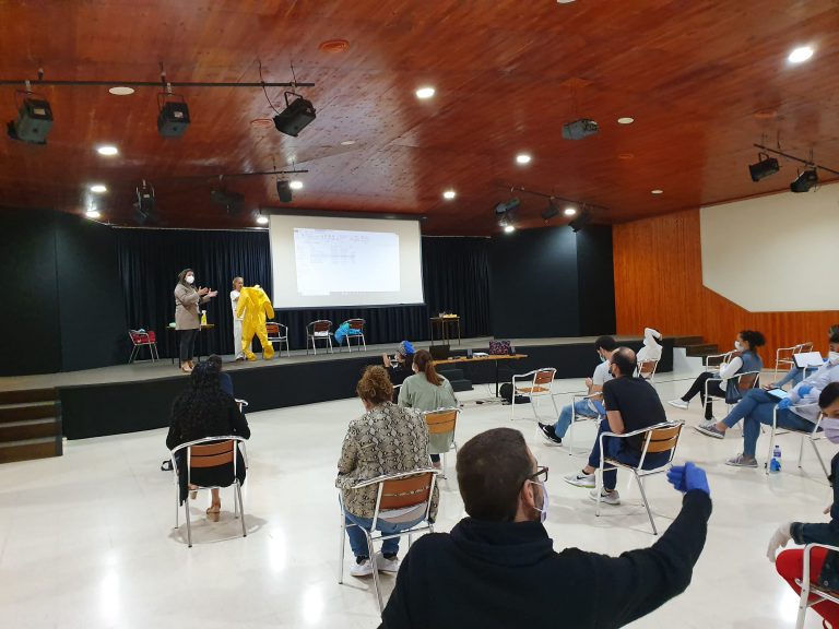 El Cabildo lleva la formación en seguridad laboral y uso de EPI a los centros residenciales de mayores de la isla