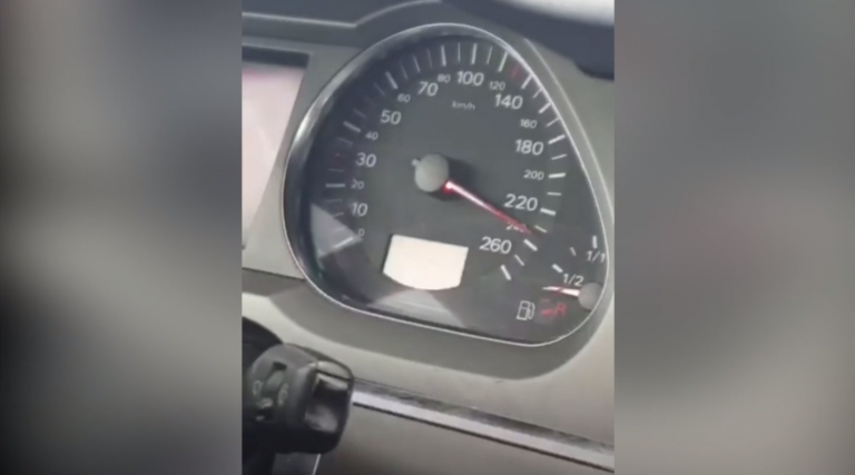 Se saltan el confinamiento y se graban a 240 kilómetro por hora por una autovía de Sevilla